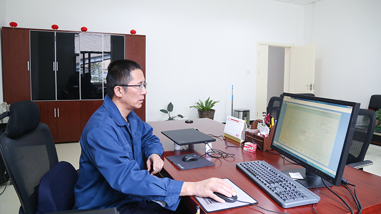 肖云通過在線檢測系統(tǒng)，分析選礦生產(chǎn)數(shù)據(jù).JPG
