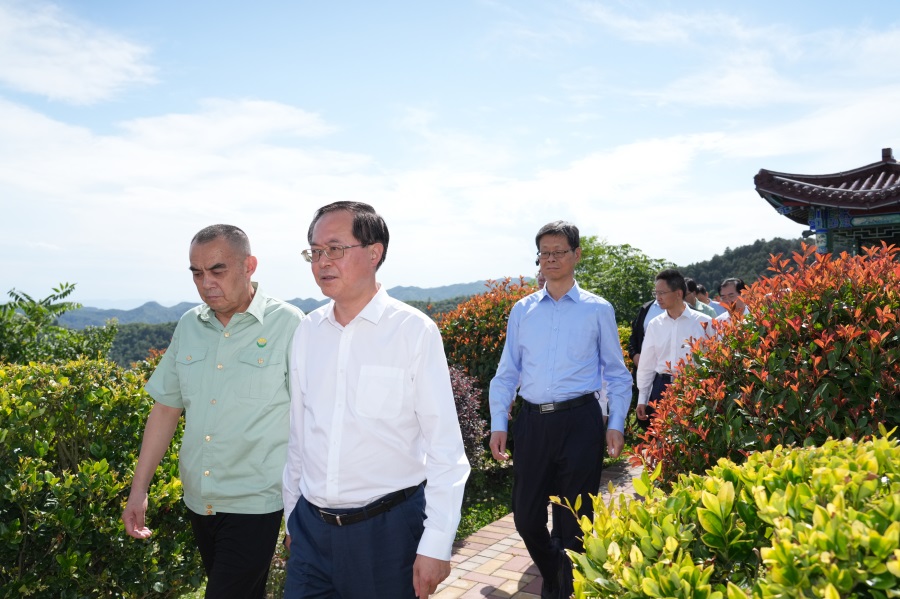 2024.06.23全國(guó)政協(xié)常委、人口資源環(huán)境委員會(huì)主任車俊蒞臨金徽股份視察.jpg