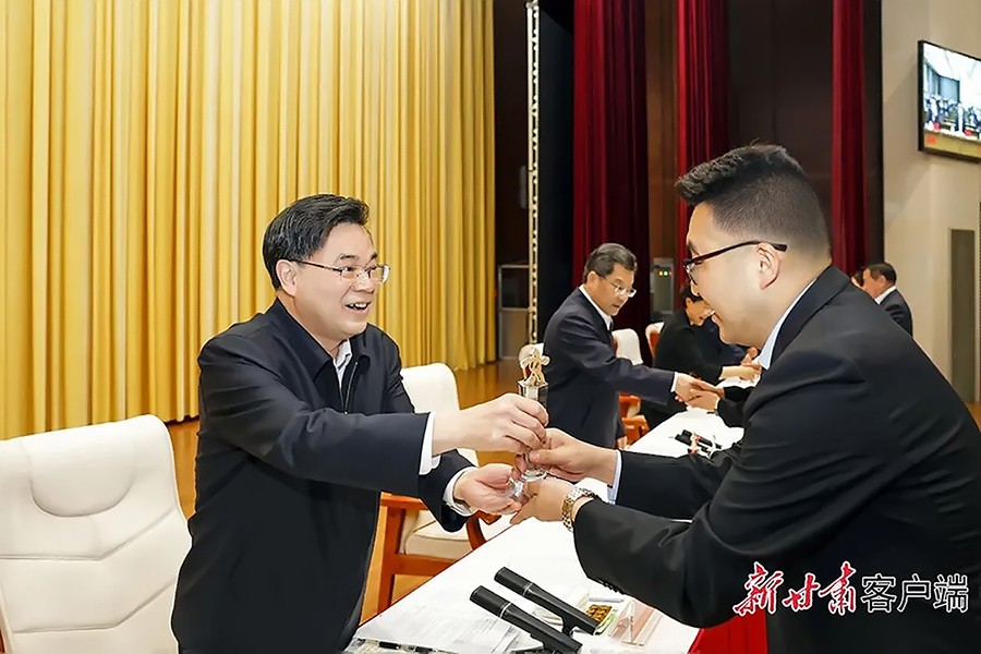 2-2023年5月，省委書記、省人大常委會(huì)主任胡昌升為金徽礦業(yè)旅游景區(qū)授“全省文化旅游發(fā)展突出貢獻(xiàn)集體獎(jiǎng)”。.jpg