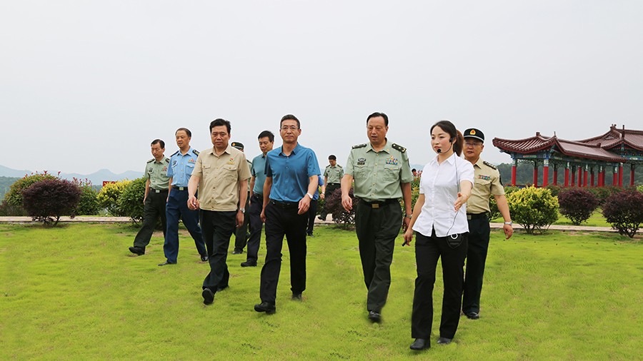 17-2020年7月，省委常委、省軍區(qū)司令員王文清蒞臨金徽股份調(diào)研企業(yè)編兵和綠色礦山建設(shè)工作是表示：金徽股份將民兵作為企業(yè)應(yīng)急救援力量的一員，充分發(fā)揮了民兵作用，立起了在企業(yè)編兵的標(biāo)桿。.jpg