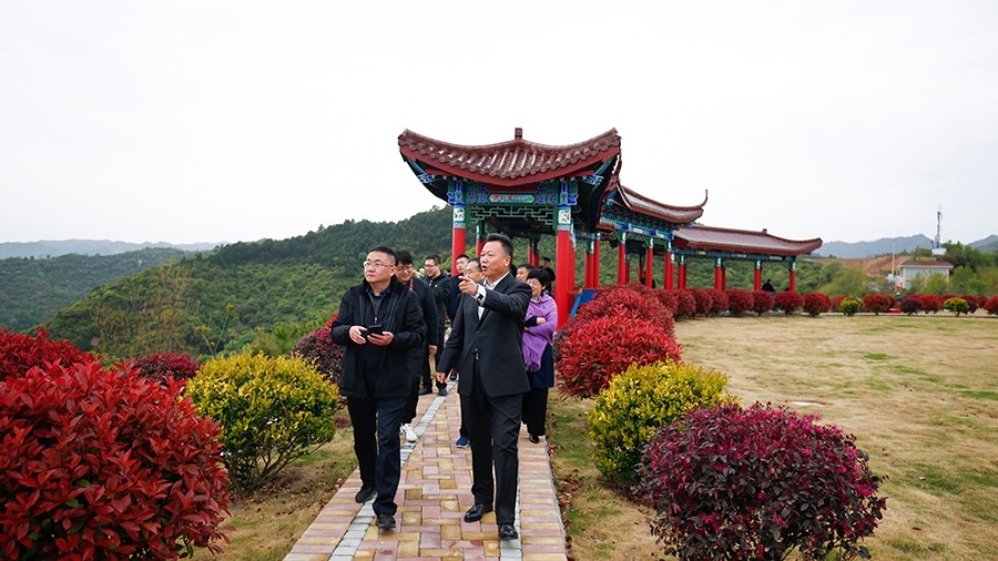 47-2020年4月，新華社甘肅分社社長(zhǎng)任衛(wèi)東蒞臨金徽股份調(diào)研金融服務(wù)實(shí)體經(jīng)濟(jì)及疫后企業(yè)復(fù)工情況。.jpg