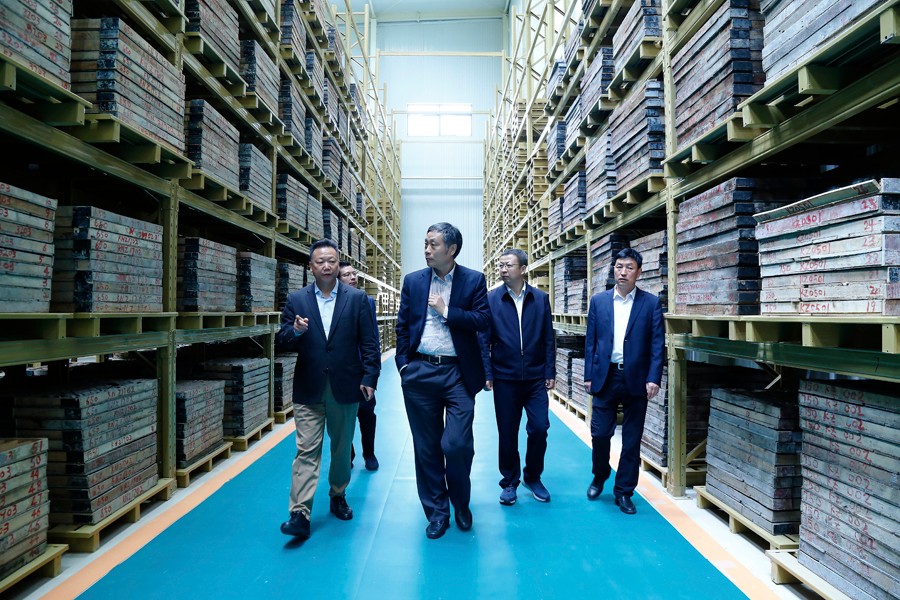 55-2019年4月，全國(guó)綠色礦山建設(shè)標(biāo)準(zhǔn)解讀與經(jīng)驗(yàn)交流研討會(huì)——綠色礦業(yè)發(fā)展萬(wàn)里行（隴南站）活動(dòng)在金徽股份舉辦。中國(guó)礦業(yè)聯(lián)合會(huì)黨委書記、會(huì)長(zhǎng)彭齊鳴出席主持會(huì)議，并就金徽股份的綠色礦山建設(shè)情況進(jìn)行調(diào)研。.jpg