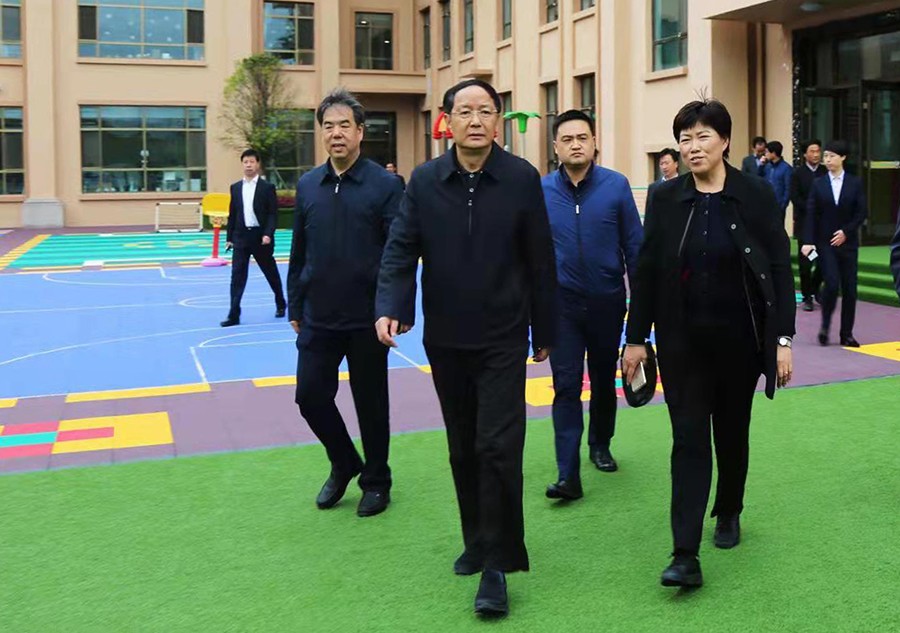 5.2018年4月，時(shí)任省政協(xié)主席、黨組書記歐陽(yáng)堅(jiān)蒞臨金徽企業(yè)視察-900.jpg